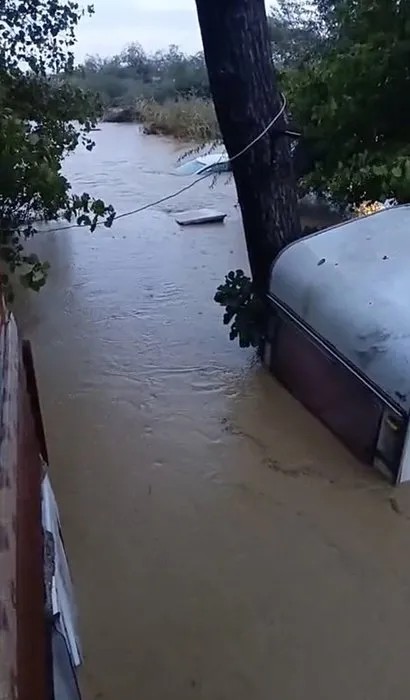 Gökçekada'da sağanak sele döndü! Evler su altında kaldı